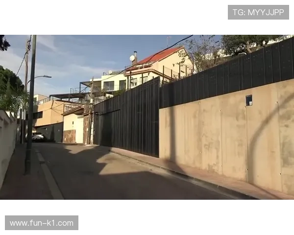 皮克居然把豪宅阳台当练球场，这家伙真是没把邻居放眼里！