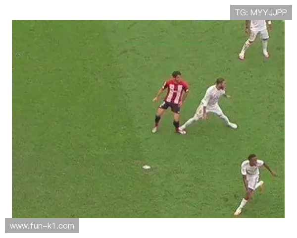 故意肘击犯规判罚为何争议大，裁判尺度如何把握