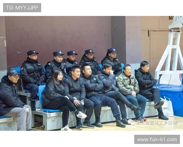 详细说明篮球比赛中裁判协商判罚流程的规则依据与步骤